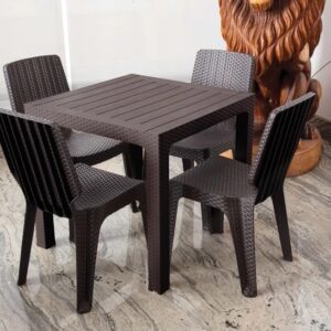 MESA ROBLE CON RATAN 80 X 80 + 4 SILLAS TAVARUA MODELO RATAN REY